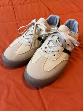 Men’s Cream Lace-Up Sneakers with Green Side Stripes, Size 8.5 Wide